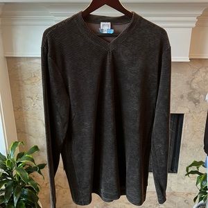 Armani sweater Like New!  XXL runs small.  Normally wear XL. Just Dry cleaned